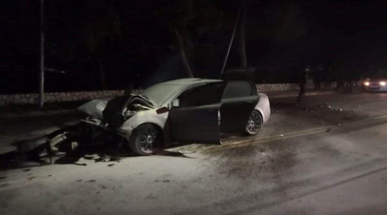 Σοκαριστικό τροχαίο στην Βάρκιζα: Πολυτελές αυτοκίνητο «καρφώθηκε» σε κολώνα – Σοβαρά τραυματίας 26χρονος (φωτό & βίντεο)