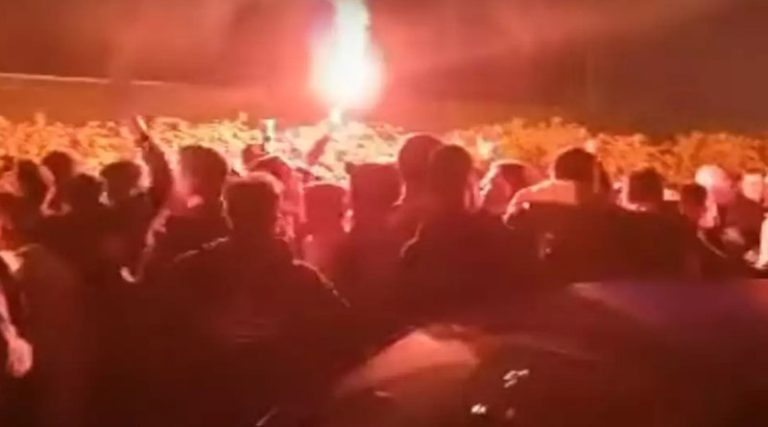 Πανικός το βράδυ στα Σπάτα από εκατοντάδες οπαδούς της ΑΕΚ