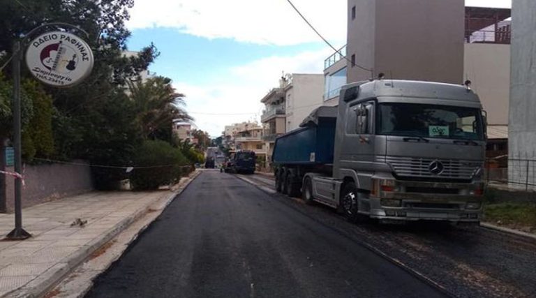 Ραφήνα: Συνεχίζονται οι ασφαλτοστρώσεις στην οδό Καραγιάννη (φωτό)