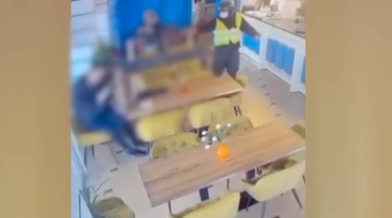 Σοκάρει η εν ψυχρώ εκτέλεση επιχειρηματία από «ντελιβερά» μέσα σε καφετέρια! (βίντεο ντοκουμέντο)