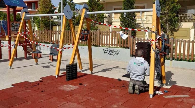 Αρτέμιδα: Ξεκίνησαν οι εργασίες για την αντικατάσταση δαπέδου & εξοπλισμού στην παιδική χαρά στη Λ. Βραυρώνος