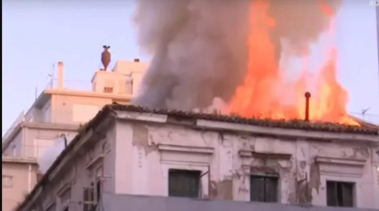 Μεγάλη φωτιά σε κτίριο στο κέντρο της Αθήνας (φωτό & βίντεο)