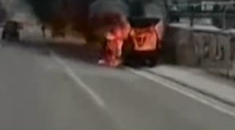 Αυτοκίνητο τυλίχθηκε στις φλόγες στη Λ. Βουλιαγμένης! (βίντεο)