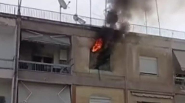 Φωτιά σε διαμέρισμα πολυκατοικίας στην Καλαμαριά! (βίντεο)
