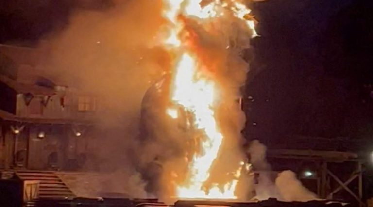 Πανικός από φωτιά στην διάρκεια σόου στην Disneyland! (βίντεο)