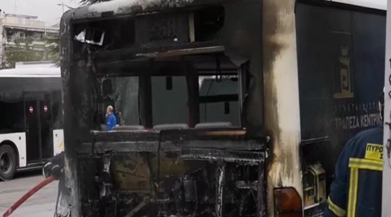Αστικό λεωφορείο τυλίχθηκε στις φλόγες – Καταστράφηκε ολοσχερώς! (φωτό & βίντεο)
