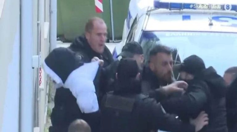 Προπηλάκισαν τους συλληφθέντες για την οπαδική συμπλοκή στα Ιωάννινα – Επεισόδια κατά την προσαγωγή