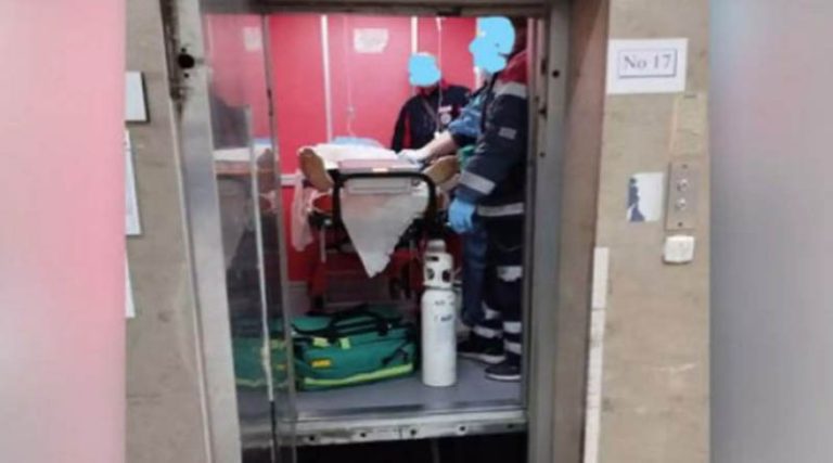 Εικόνες ντροπής σε νοσοκομείο – Διασωληνωμένος ασθενής εγκλωβίστηκε στο ασανσέρ