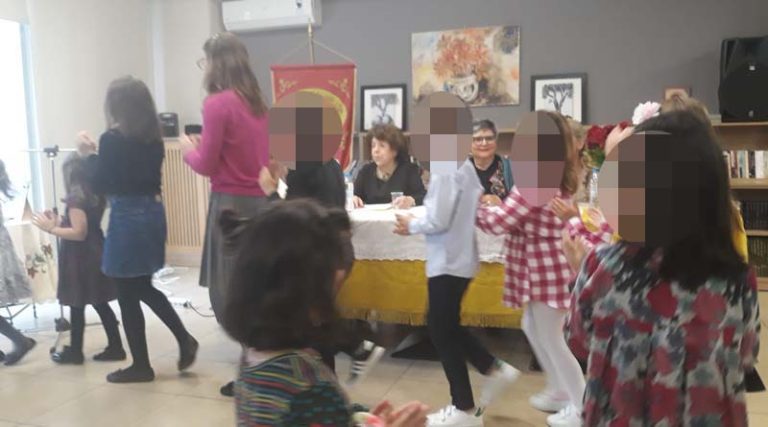 Ραφήνα: Γέμισε παιδικές φωνούλες  και ευωδιές από τις αγκαλιές των γιαγιάδων η αίθουσα των ΚΑΠΗ στην Εκδήλωση του Λυκείου των Ελληνίδων (φωτό)