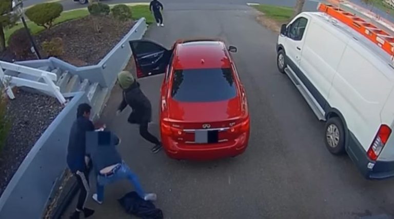 Τα έβαλε με τέσσερις άντρες που πήγαν να του κλέψουν το όχημα! (βίντεο)