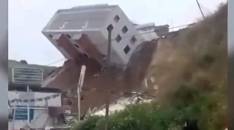 Τρομακτικό βίντεο με την κατάρρευση κτιρίου – Κατρακυλά και καταλήγει στον δρόμο!