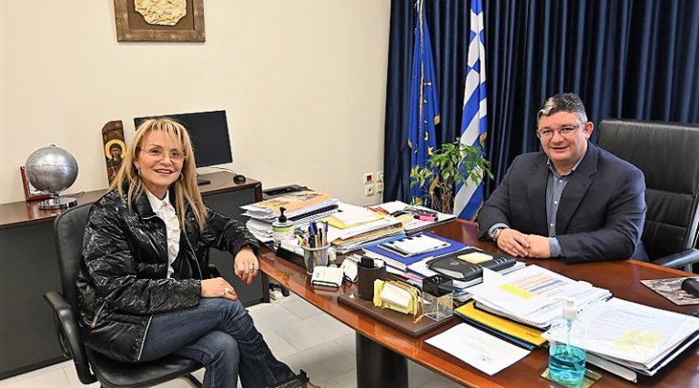 Συνάντηση της υποψήφιας βουλευτή του ΠΑΣΟΚ Μαρίας Ναυροζίδου με τον Δήμαρχο Αχαρνών Σπύρο Βρεττό