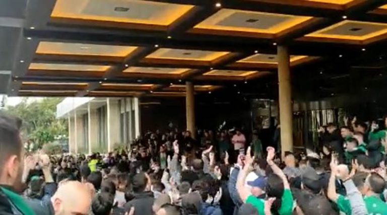Παναθηναϊκός: Αποθέωση στο ξενοδοχείο από τους οπαδούς πριν το ντέρμπι με Ολυμπιακό! (βίντεο)