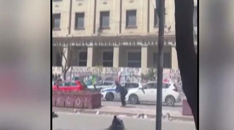 Η στιγμή της επίθεσης σε περιπολικό στην Πατησίων – Βίντεο ντοκουμέντο