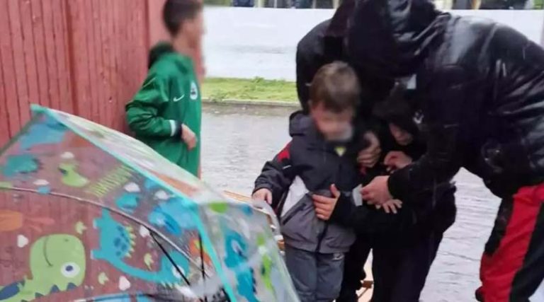 Πλημμύρισε νηπιαγωγείο και έφτιαξαν γέφυρα με παγκάκια για να μεταφερθούν τα παιδιά! (βίντεο)