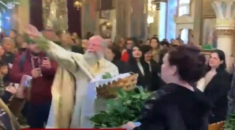 Εντυπωσιακή πρώτη Ανάσταση στη Χίο: Ο “ιπτάμενος ιερέας” βγαίνει με σάλτο από την Ωραία Πύλη