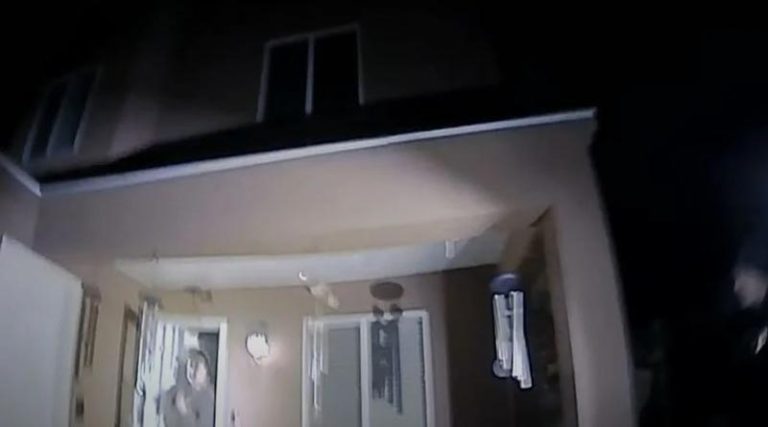 Σοκ! Αστυνομικοί χτύπησαν λάθος πόρτα και σκότωσαν τον ιδιοκτήτη του σπιτιού! (βίντεο)