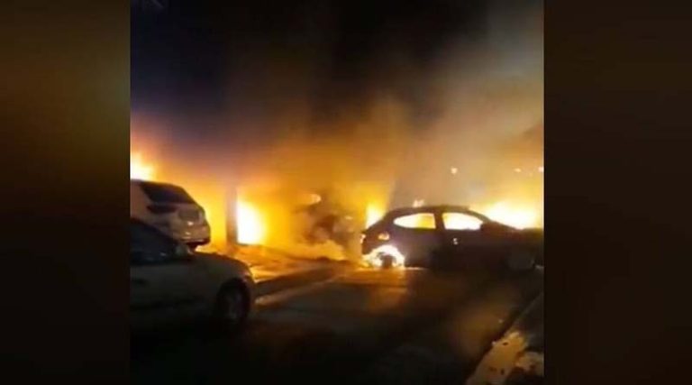 Βίντεο από τη στιγμή που οχήματα τυλίγονται στις φλόγες σε πυλωτή πολυκατοικίας – Τέσσερις ελαφρά τραυματίες