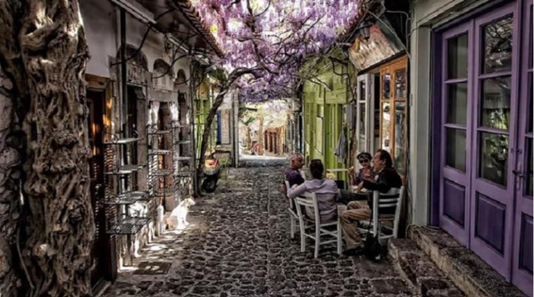 Στην Ελλάδα το πιο όμορφο σοκάκι του κόσμου – Δείτε πού βρίσκεται (φωτό & βίντεο)