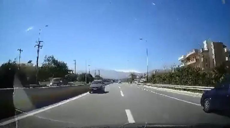 Οδηγός μπερδεύτηκε και μπήκε στο αντίθετο ρεύμα σε κεντρικό δρόμο της Σούδας (βίντεο)