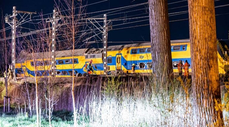 Εκτροχιασμός τρένου με πολλούς τραυματίες στην Ολλανδία – Συγκρούστηκε με μηχάνημα έργου – Ενας νεκρός, Στους 30 οι τραυματίες
