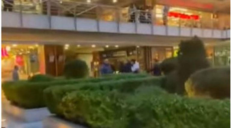Άγρια συμπλοκή σε εμπορικό κέντρο – 7 άτομα επιτέθηκαν σε άνδρα με καρέκλες (βίντεο ντοκουμέντο)