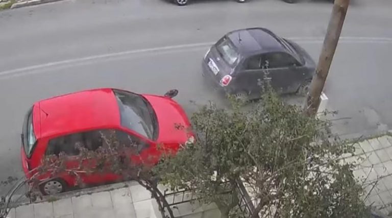 Έπεσε πάνω σε παρκαρισμένο αυτοκίνητο και συνέχισε σαν να μην συμβαίνει τίποτα! (βίντεο)