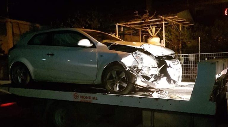 Ακόμα ένα τροχαίο στην Αρτέμιδα – Το ένα αυτοκίνητο έφυγε με γερανό! (φωτό)