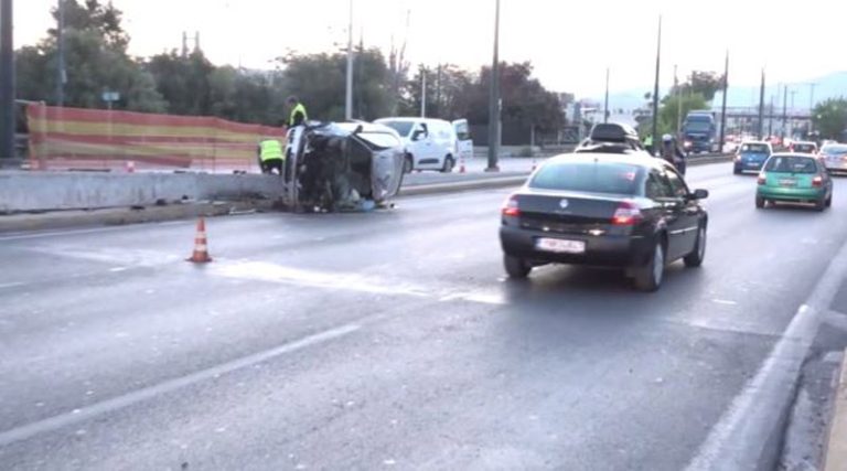 Αυτοκίνητο έπεσε στις μπάρες και αναποδογύρισε στην Πέτρου Ράλλη – Τραυματίστηκε η οδηγός (σοκαριστικές εικόνες)