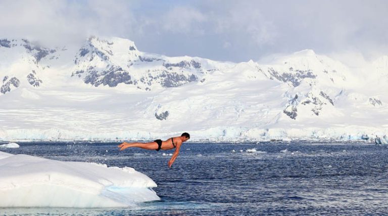 Ο Έλληνας γιατρός – αθλητής που κολύμπησε στα παγωμένα νερά της Ανταρκτικής