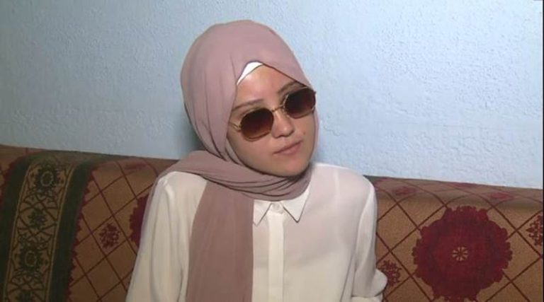 Αυτή είναι η 23χρονη που ξυλοκοπήθηκε από τον πατέρας της επειδή έγινε μουσουλμάνα – “Ήταν κάθετος, δεν ήθελε τη μαντίλα” (βίντεο)