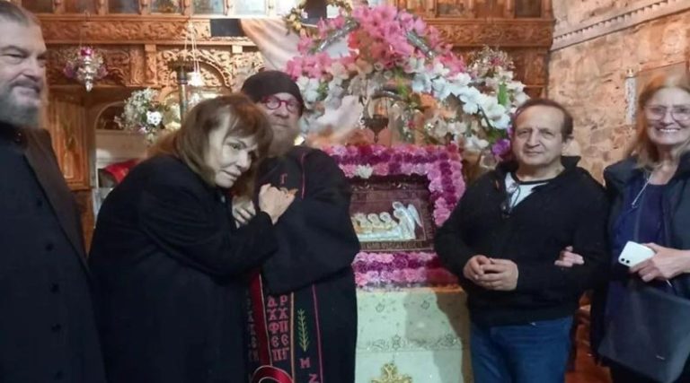 Στην Παιανία η Μαίρη Χρονοπούλου – Στιγμές κατάνυξης σε μοναστήρι! (φωτό)