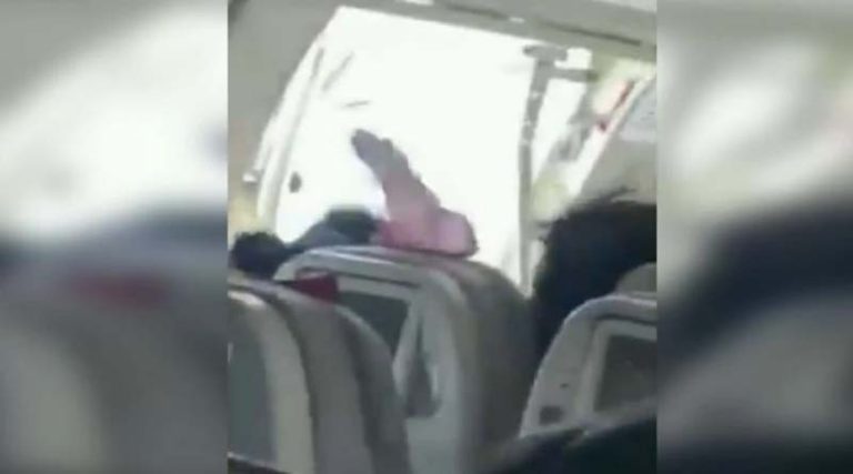 Ένταλμα σύλληψης σε βάρος του επιβάτη που άνοιξε την πόρτα του αεροπλάνου εν πτήσει
