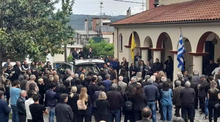 Αγκαλιασμένοι στην κηδεία του βρέφους ο τραγικός πατέρας και η μητέρα – Κατέρρευσε ο 37χρονος