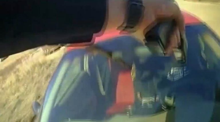 Αστυνομικός ανέβηκε στο καπό αυτοκίνητου για να αναγκάσει ύποπτο να σταματήσει! (βίντεο)