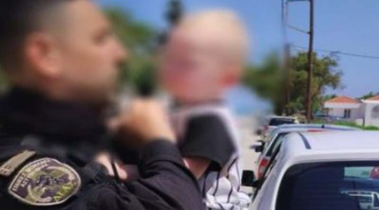 «Είχε 50 βαθμούς μέσα στο αυτοκίνητο, το παιδί ζεμάταγε», λέει ο αστυνομικός που το έσωσε