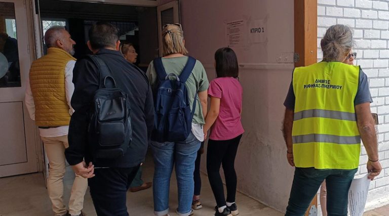 Εκλογές: Υπάλληλοι του δήμου Ραφήνας Πικερμίου βοηθούν όπου χρειαστεί (νέες φωτό)