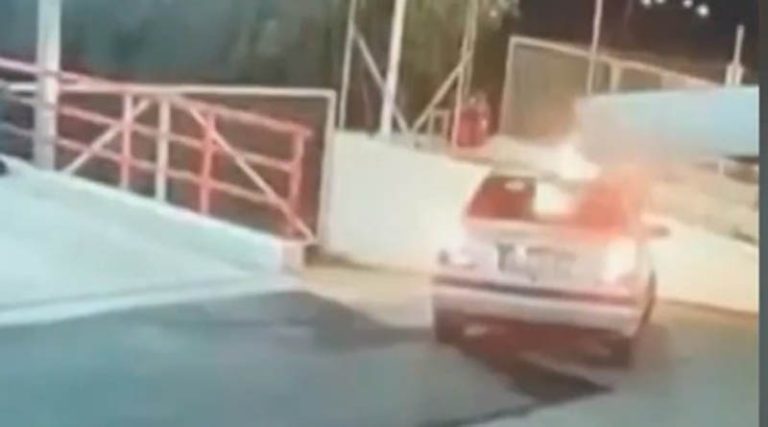 Η σοκαριστική στιγμή που αυτοκίνητο παίρνει φωτιά – Οδηγός παραλίγο να καεί ζωντανός! (βίντεο)