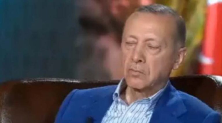 Ο Ερντογάν αποκοιμήθηκε σε διακαναλική συνέντευξη- Άναυδοι οι παρουσιαστές! (βίντεο)