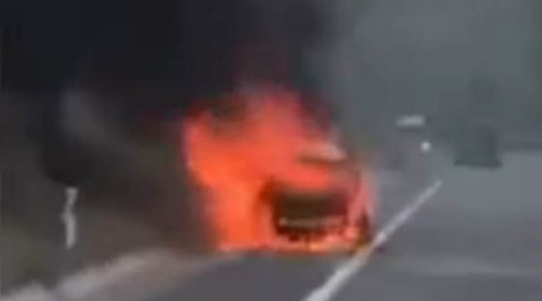 Αυτοκίνητο πήρε φωτιά στην εθνική οδό – Από θαύμα γλίτωσαν η μητέρα και τα δυο παιδιά της! (βίντεο)