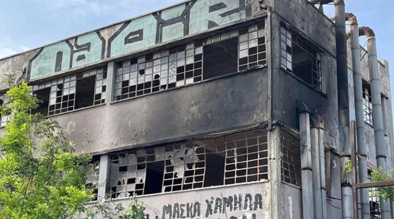 Φωτιά τώρα σε εγκαταλελειμμένο εργοστάσιο στην Αχαρνών