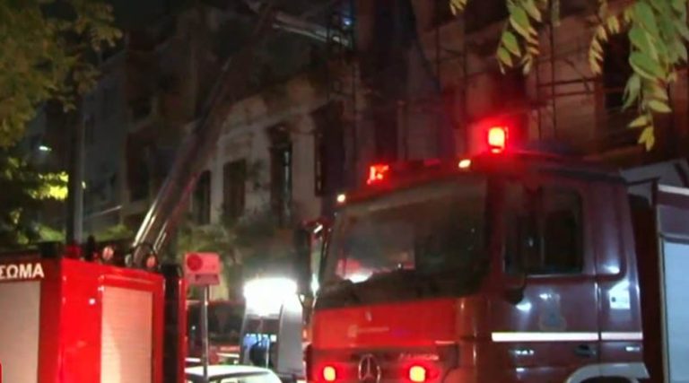 Φωτιά σε εγκαταλελειμμένο κτίριο στο κέντρο της Αθήνας (βίντεο)