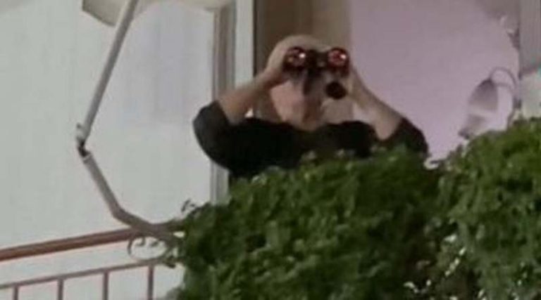 Viral η γιαγιά «κατάσκοπος» βγήκε στο μπαλκόνι με τα… κιάλια ! (βίντεο)