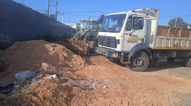 Ο Δήμος Μαραθώνα καθάρισε κοινόχρηστο χώρο στο Μάτι – Απομάκρυνε απορρίμματα και μπάζα  (φωτό)