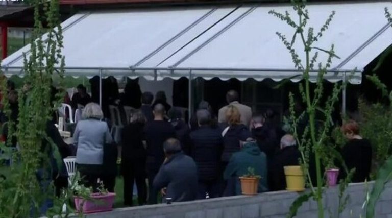 Θρήνος στην κηδεία του 52χρονου που ξυλοκοπήθηκε -Ετοιμαζόταν για τη βάφτιση του εγγονού του