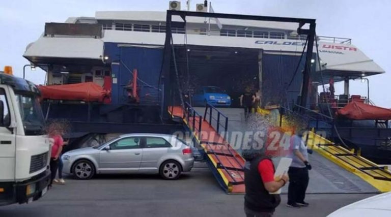 Απίστευτο παρκάρισμα στο λιμάνι της Σύρου – Ο καπετάνιος έδωσε μάχη… για να δέσει!