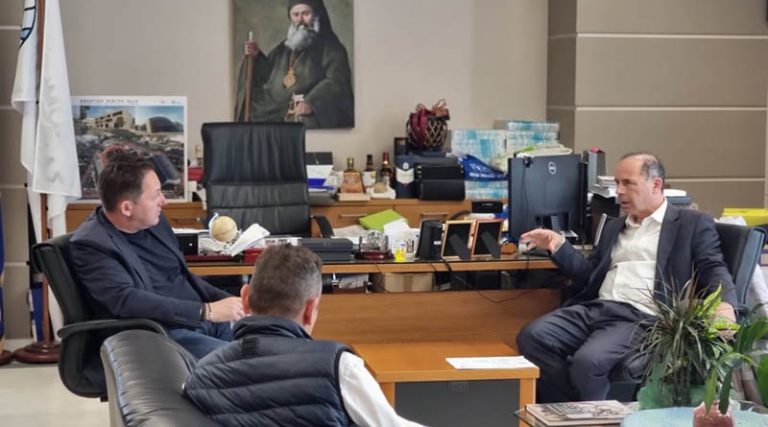 Ραφήνα: Τι συζητήθηκε στην συνάντηση του Στ. Πέτσα με τον Ευαγγ. Μπουρνούς στο Δημαρχείο (φωτό)