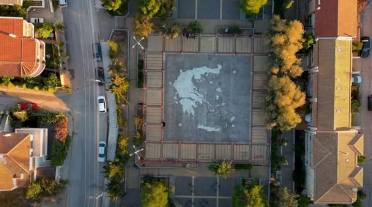 Πλατεία «Ελλάς»: Η εντυπωσιακή πλατεία στην Ανατολική Αττική που χωράει μέσα της όλη την Ελλάδα
