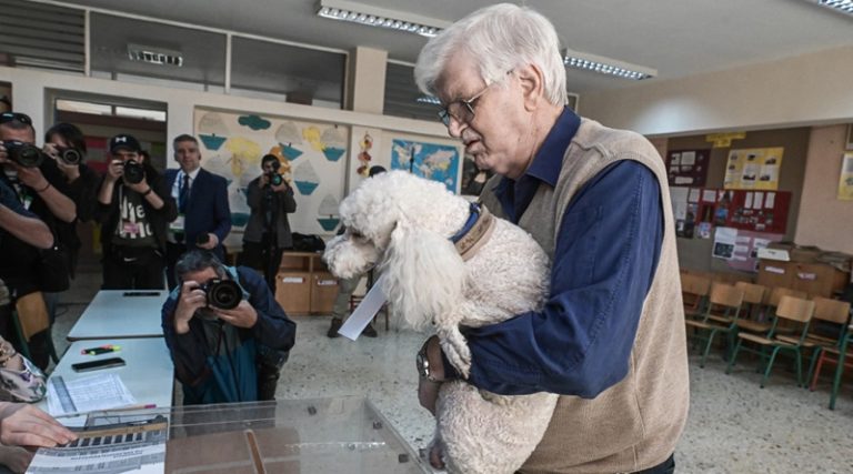 Viral ο ψηφόφορος που ψήφισε παρέα με τον σκύλο του (φωτό)