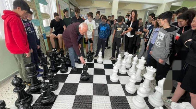 Δήμος Παλλήνης: Σκάκι… γίγας για κάθε σχολείο!  (φωτό)
